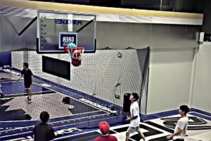 有多少球友有这样玩过？一群朋友打球所有球卡在篮筐上是什么体验